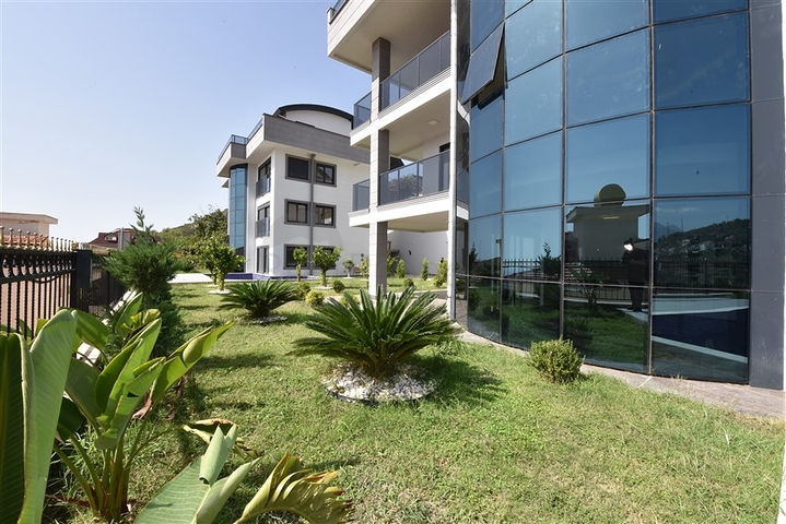 Просторная вилла в центре Аланьи с красивым панорамным видом на море