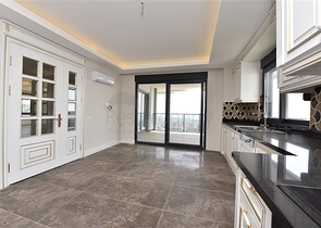 Просторная вилла в центре Аланьи с красивым панорамным видом на море