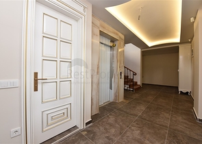 Просторная вилла в центре Аланьи с красивым панорамным видом на море