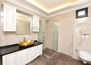 Просторная вилла в центре Аланьи с красивым панорамным видом на море