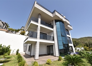 Просторная вилла в центре Аланьи с красивым панорамным видом на море