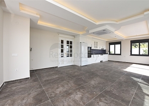 Просторная вилла в центре Аланьи с красивым панорамным видом на море