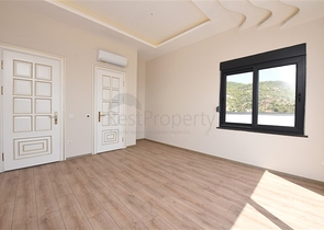 Просторная вилла в центре Аланьи с красивым панорамным видом на море