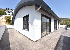 Просторная вилла в центре Аланьи с красивым панорамным видом на море