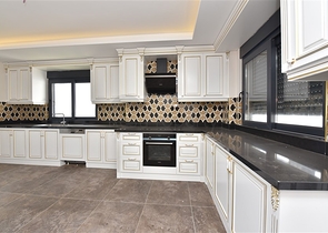 Просторная вилла в центре Аланьи с красивым панорамным видом на море