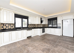 Просторная вилла в центре Аланьи с красивым панорамным видом на море