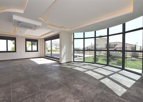 Просторная вилла в центре Аланьи с красивым панорамным видом на море