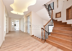 Просторная вилла в центре Аланьи с красивым панорамным видом на море