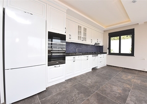 Просторная вилла в центре Аланьи с красивым панорамным видом на море