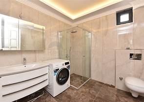 Просторная вилла в центре Аланьи с красивым панорамным видом на море