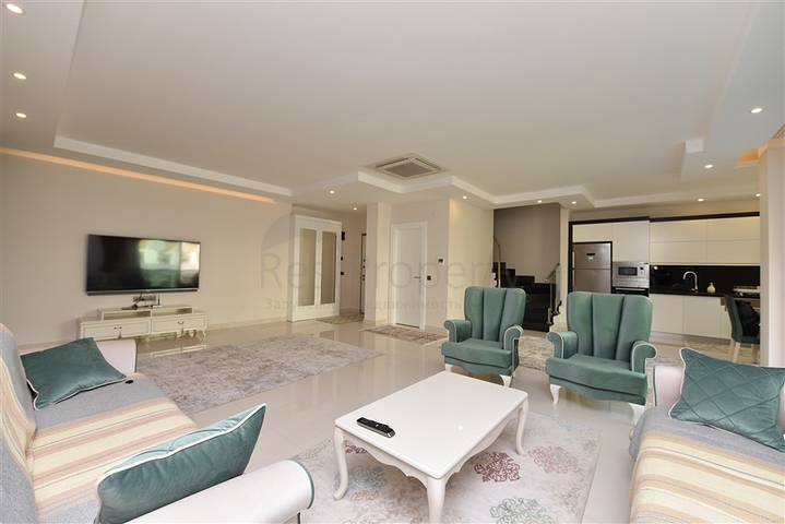 Четырехкомнатный пентхаус в комплексе класса люкс