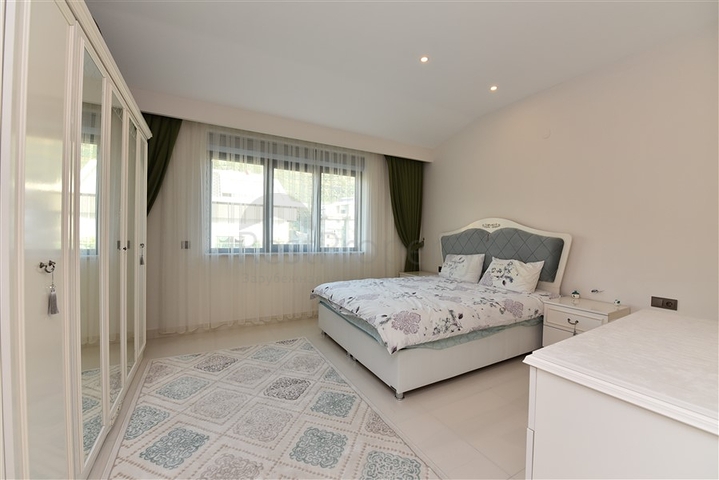 Четырехкомнатный пентхаус в комплексе класса люкс