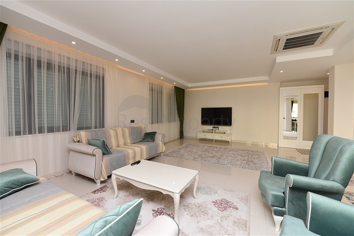 Четырехкомнатный пентхаус в комплексе класса люкс