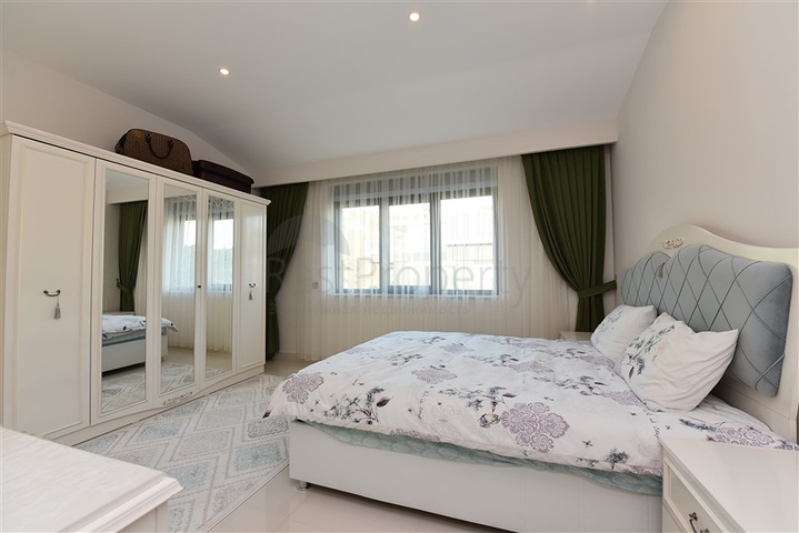 Четырехкомнатный пентхаус в комплексе класса люкс