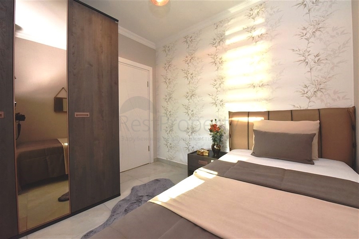 Трехэтажная вилла с собственной зеленой территорией