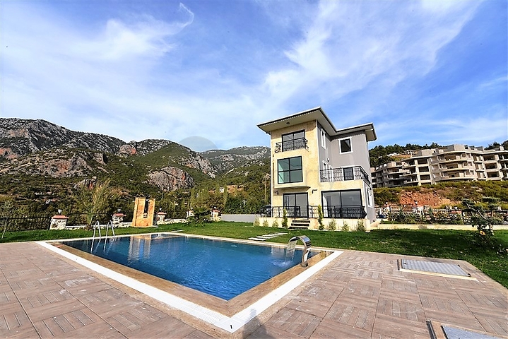 Трехэтажная вилла с собственной зеленой территорией