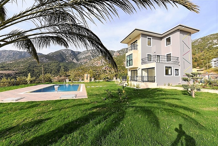 Трехэтажная вилла с собственной зеленой территорией