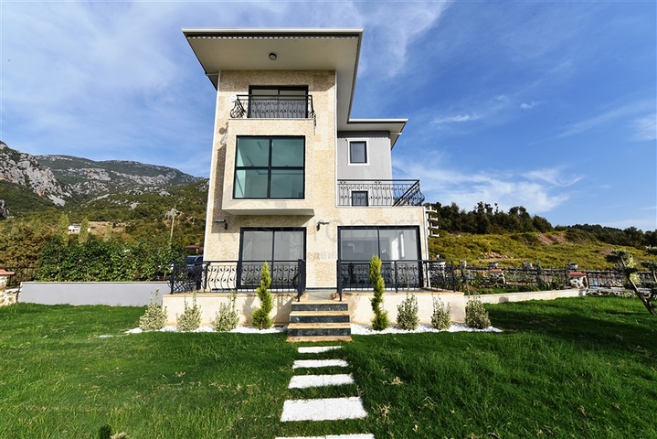 Трехэтажная вилла с собственной зеленой территорией