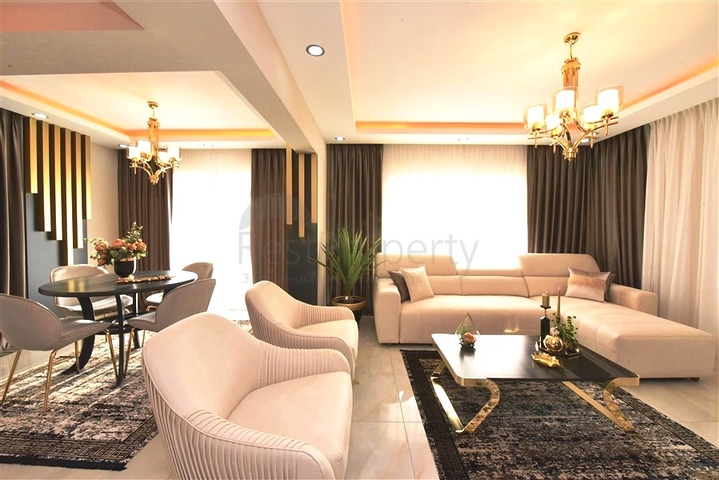 Трехэтажная вилла с собственной зеленой территорией