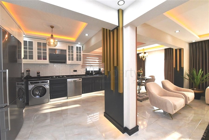 Трехэтажная вилла с собственной зеленой территорией