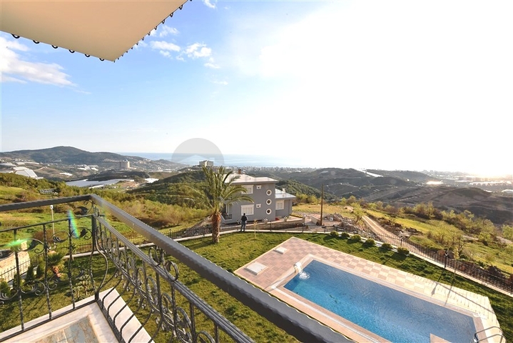 Трехэтажная вилла с собственной зеленой территорией