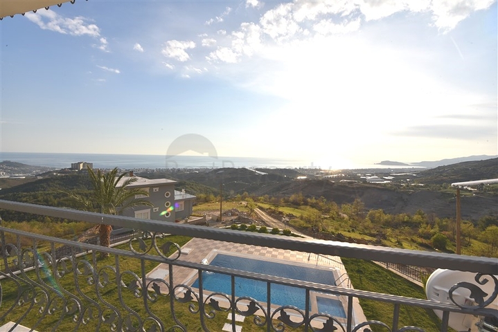 Трехэтажная вилла с собственной зеленой территорией