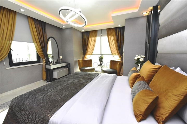 Трехэтажная вилла с собственной зеленой территорией