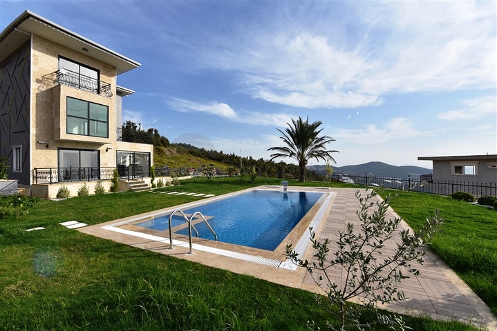 Трехэтажная вилла с собственной зеленой территорией