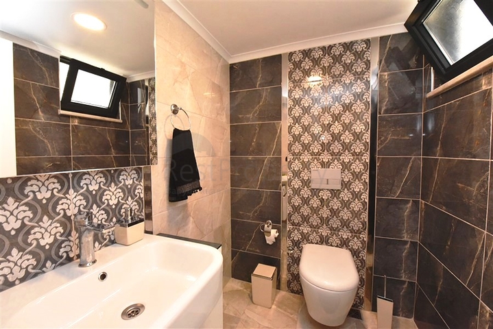 Трехэтажная вилла с собственной зеленой территорией