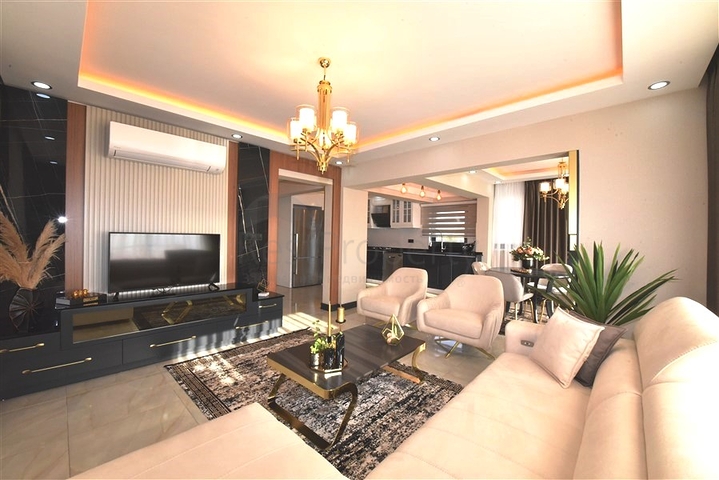 Трехэтажная вилла с собственной зеленой территорией