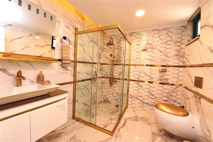 Трехэтажная вилла с собственной зеленой территорией