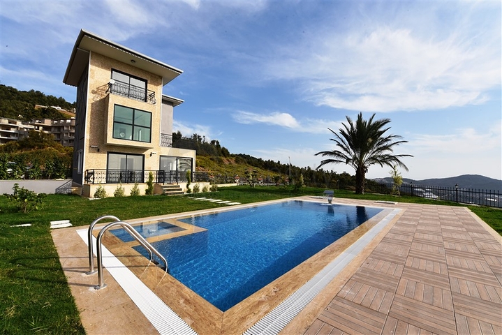 Трехэтажная вилла с собственной зеленой территорией