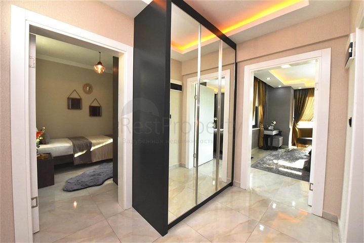 Трехэтажная вилла с собственной зеленой территорией