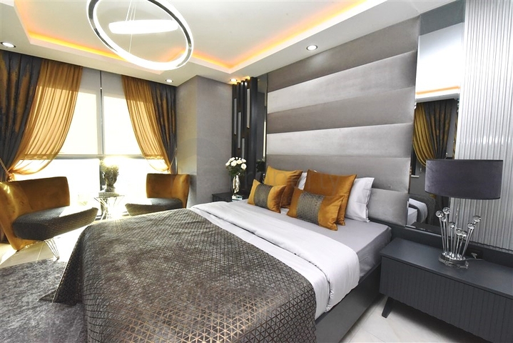 Трехэтажная вилла с собственной зеленой территорией