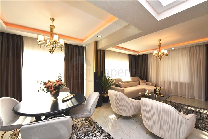 Трехэтажная вилла с собственной зеленой территорией