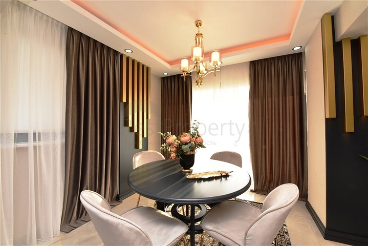 Трехэтажная вилла с собственной зеленой территорией