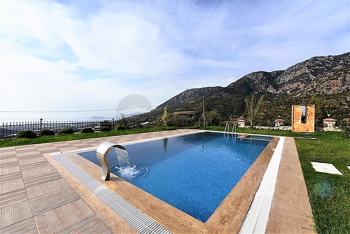 Трехэтажная вилла с собственной зеленой территорией