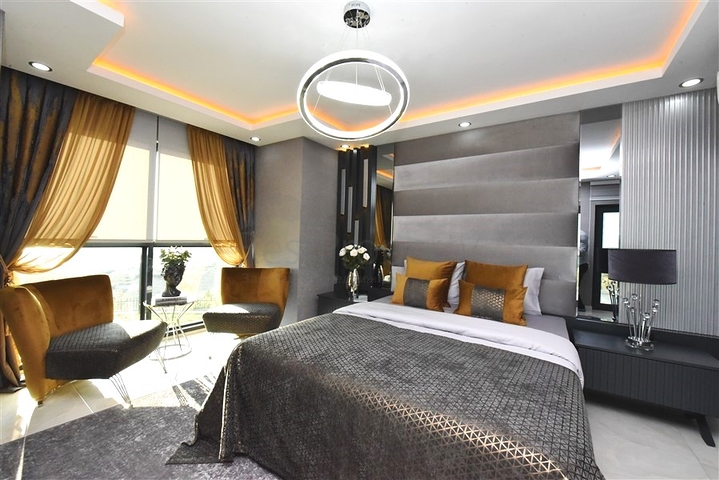 Трехэтажная вилла с собственной зеленой территорией