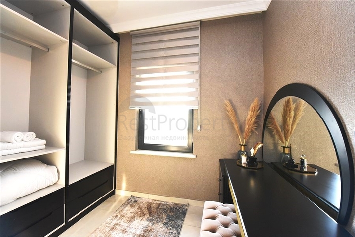 Трехэтажная вилла с собственной зеленой территорией