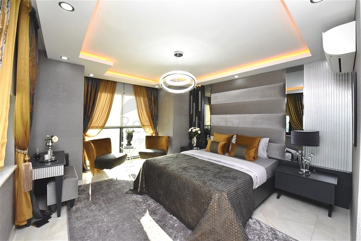 Трехэтажная вилла с собственной зеленой территорией