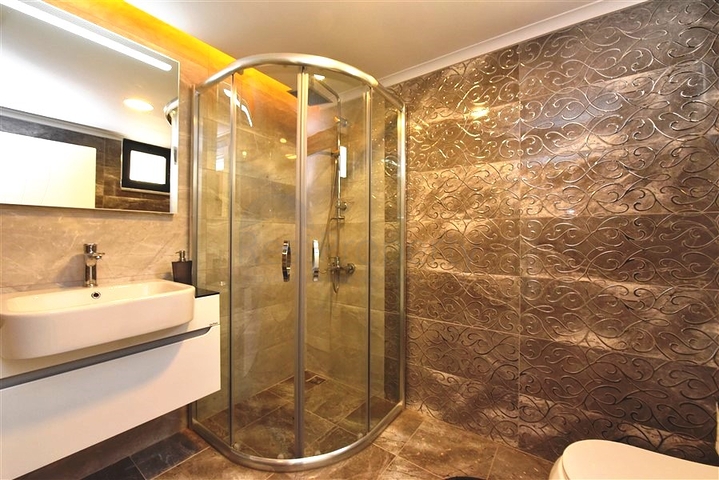 Трехэтажная вилла с собственной зеленой территорией