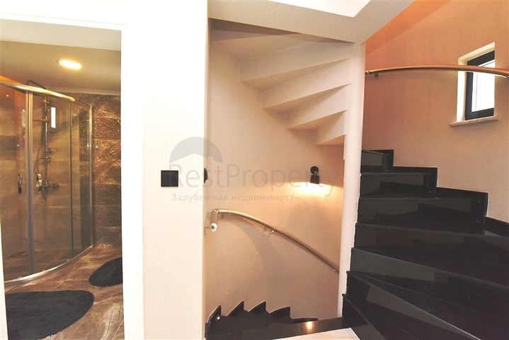 Трехэтажная вилла с собственной зеленой территорией