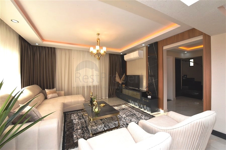 Трехэтажная вилла с собственной зеленой территорией