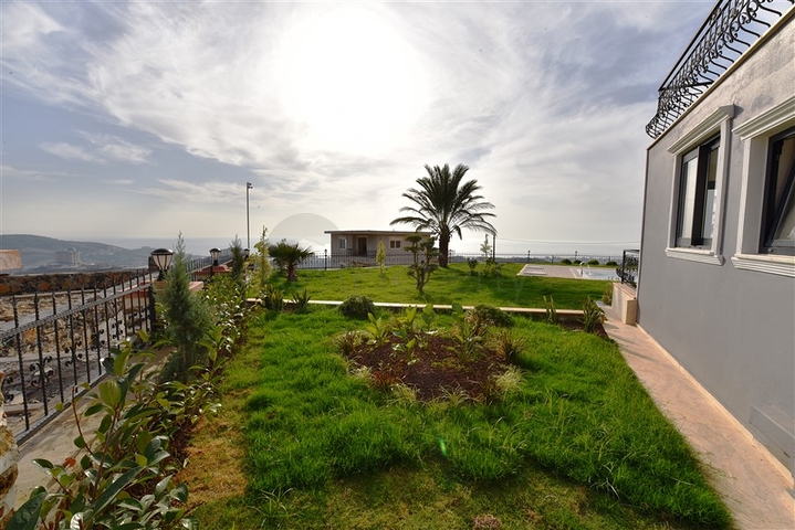 Трехэтажная вилла с собственной зеленой территорией