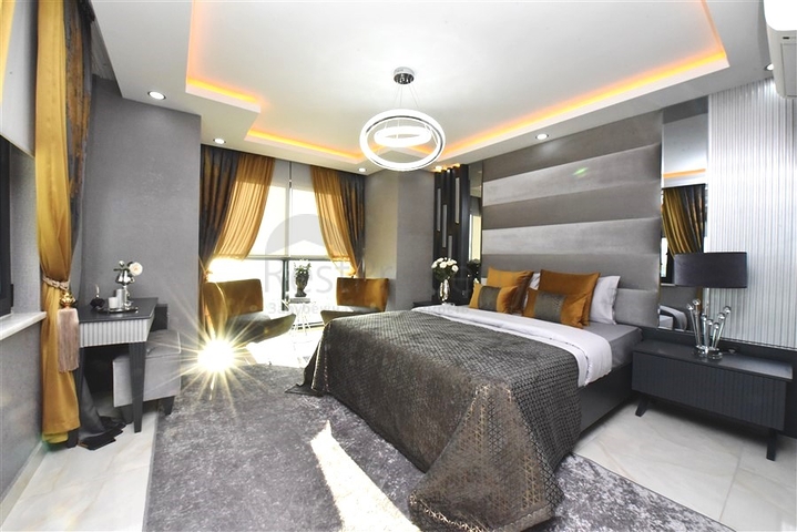 Трехэтажная вилла с собственной зеленой территорией