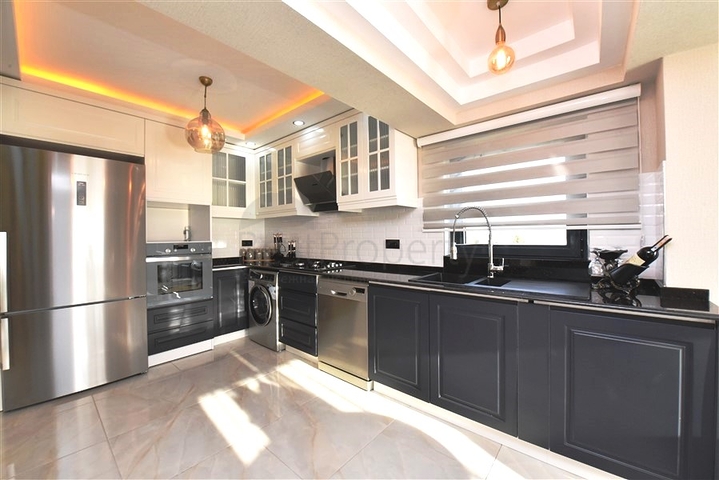 Трехэтажная вилла с собственной зеленой территорией