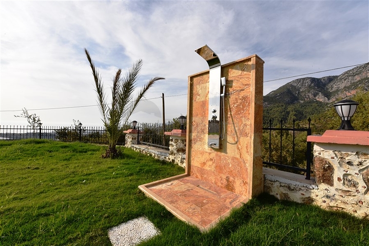 Трехэтажная вилла с собственной зеленой территорией