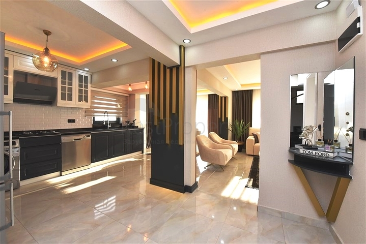 Трехэтажная вилла с собственной зеленой территорией