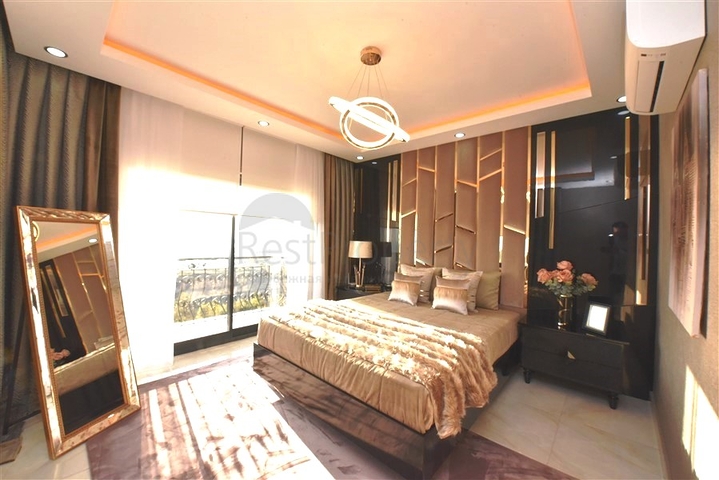 Трехэтажная вилла с собственной зеленой территорией