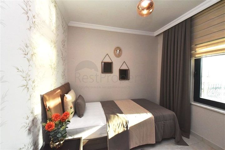 Трехэтажная вилла с собственной зеленой территорией